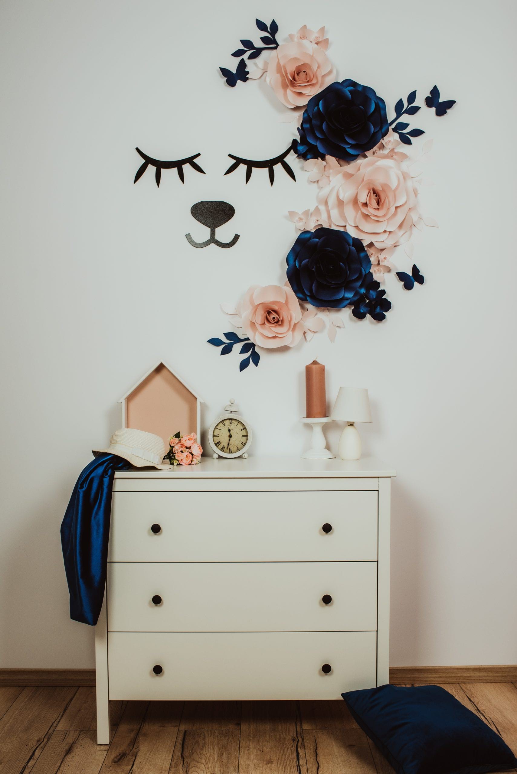 FLORI DECORATIVE PENTRU PERETE Infrumuseteaza si inveseleste casa, camera copilului, biroul, salonul, spatiul personal si ofera un aer de prospetime. Sunt realizate din carton premium, colorat si cu sidef( dupa caz) si sunt foarte usor de intretinut. Flovers Events