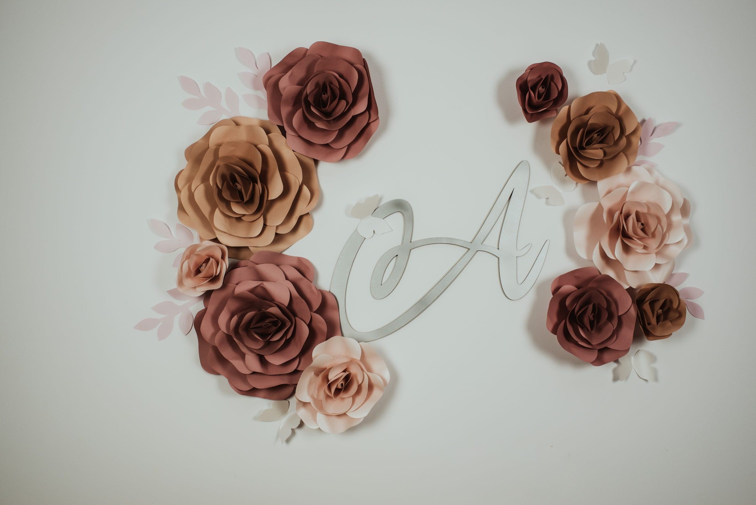 FLORI DECORATIVE PENTRU PERETE Infrumuseteaza si inveseleste casa, camera copilului, biroul, salonul, spatiul personal si ofera un aer de prospetime. Sunt realizate din carton premium, colorat si cu sidef( dupa caz) si sunt foarte usor de intretinut Flovers Events