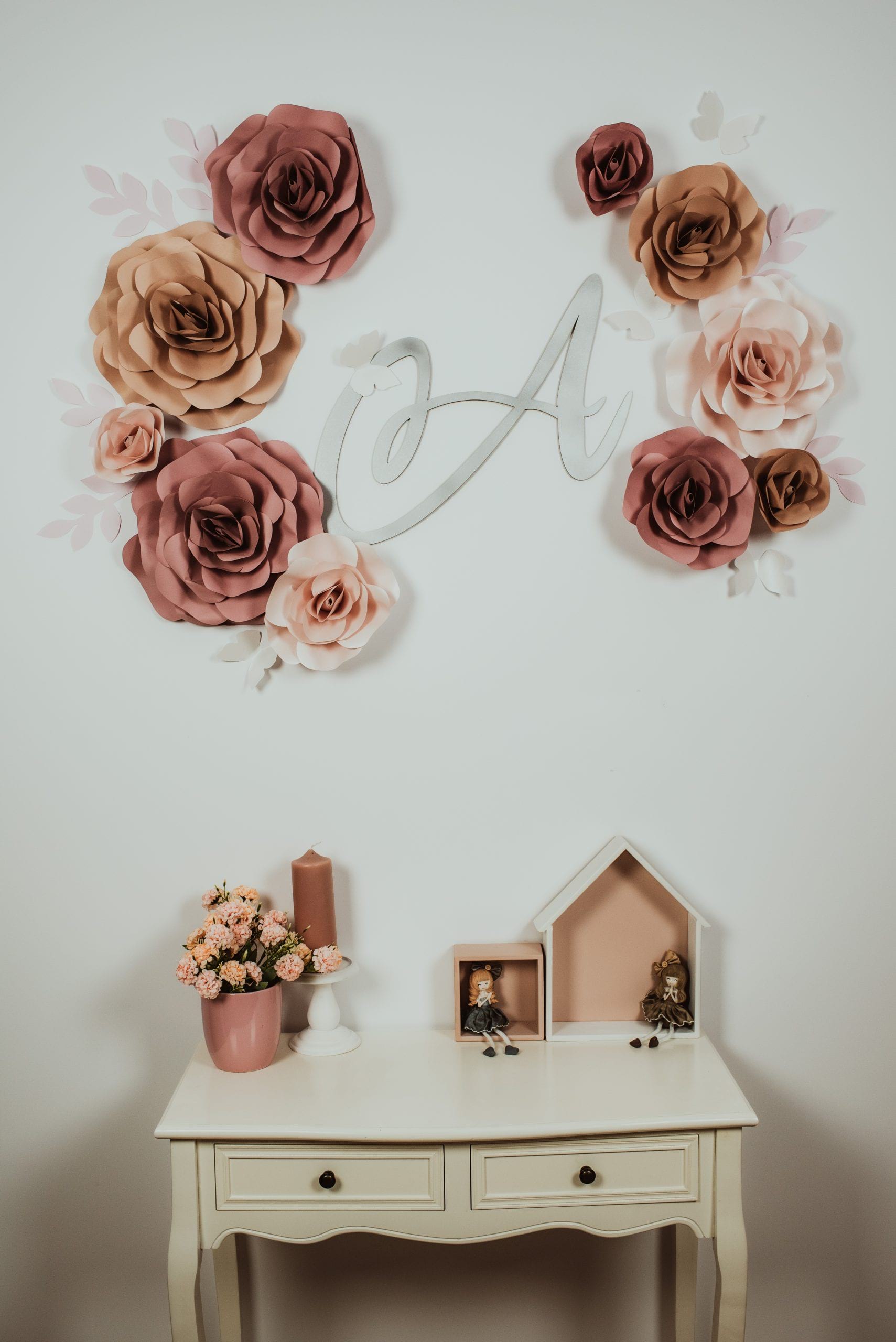 FLORI DECORATIVE PENTRU PERETE Infrumuseteaza si inveseleste casa, camera copilului, biroul, salonul, spatiul personal si ofera un aer de prospetime. Sunt realizate din carton premium, colorat si cu sidef( dupa caz) si sunt foarte usor de intretinut Flovers Events