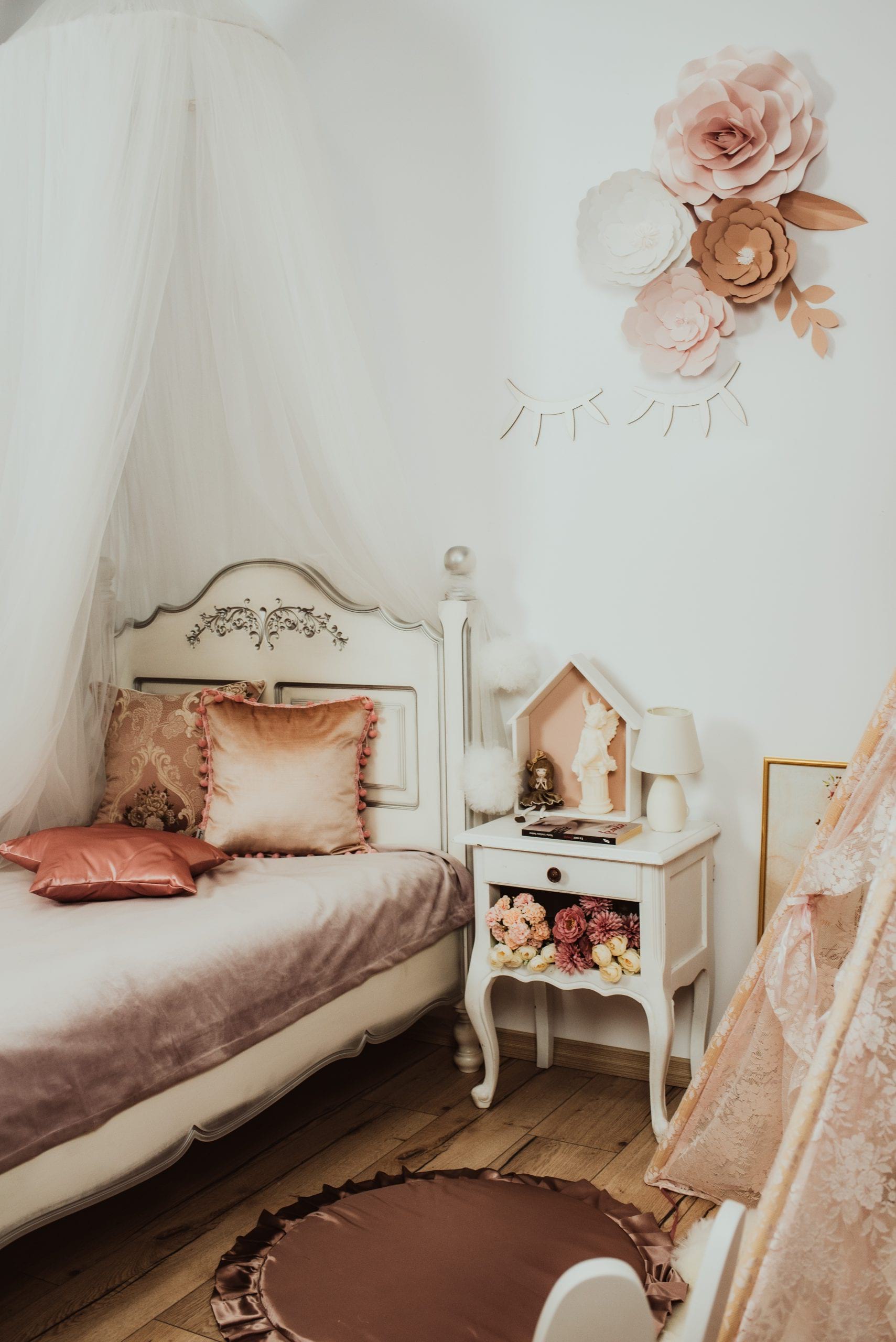 FLORI DECORATIVE PENTRU PERETE Infrumuseteaza si inveseleste casa, camera copilului, biroul, salonul, spatiul personal si ofera un aer de prospetime. Sunt realizate din carton premium, colorat si cu sidef( dupa caz) si sunt foarte usor de intretinut Flovers Events