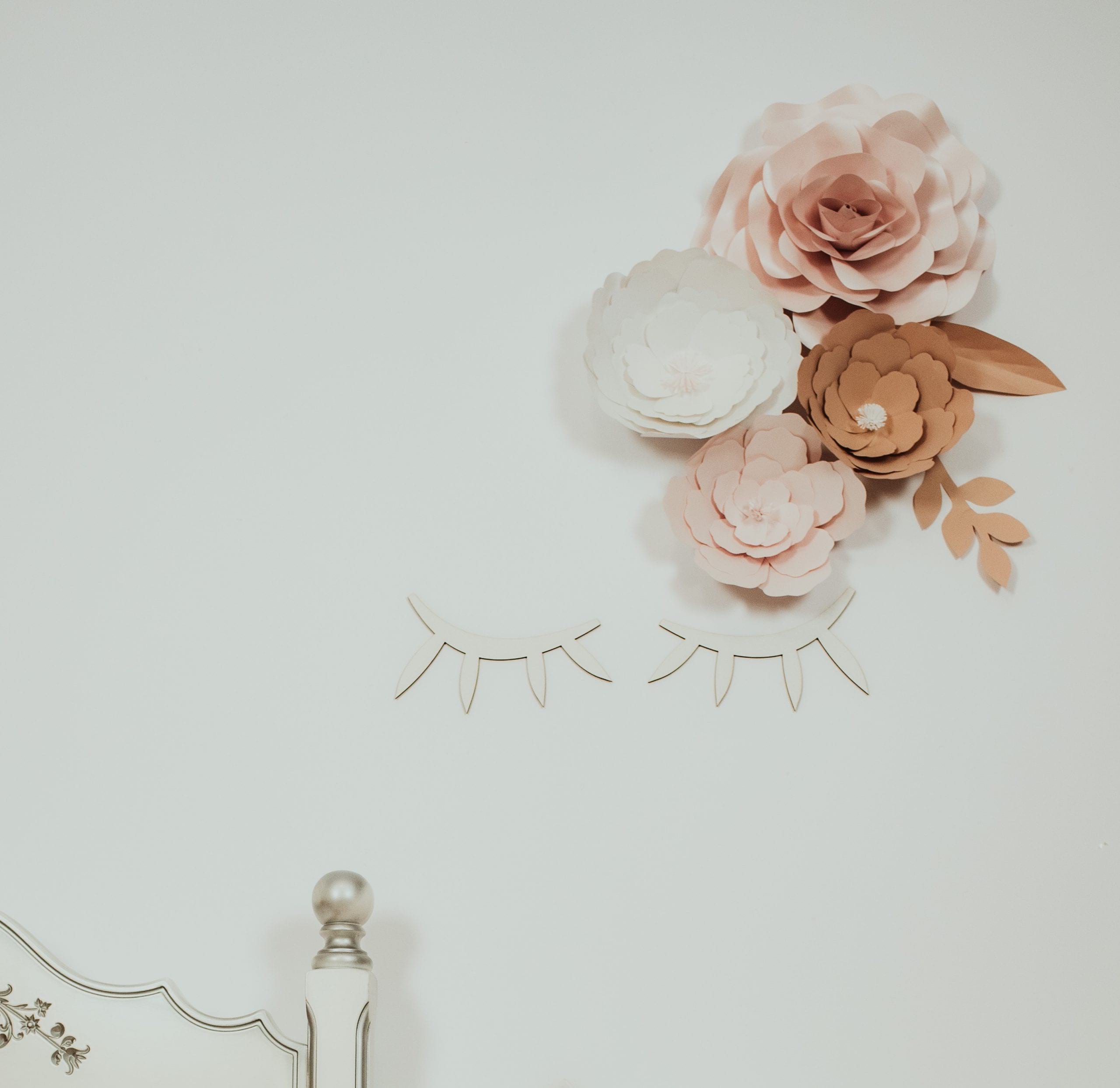 FLORI DECORATIVE PENTRU PERETE Infrumuseteaza si inveseleste casa, camera copilului, biroul, salonul, spatiul personal si ofera un aer de prospetime. Sunt realizate din carton premium, colorat si cu sidef( dupa caz) si sunt foarte usor de intretinut Flovers Events