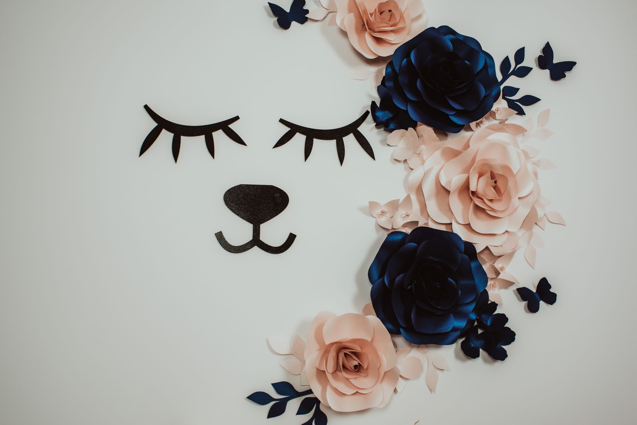 FLORI DECORATIVE PENTRU PERETE Infrumuseteaza si inveseleste casa, camera copilului, biroul, salonul, spatiul personal si ofera un aer de prospetime. Sunt realizate din carton premium, colorat si cu sidef( dupa caz) si sunt foarte usor de intretinut Flovers Events