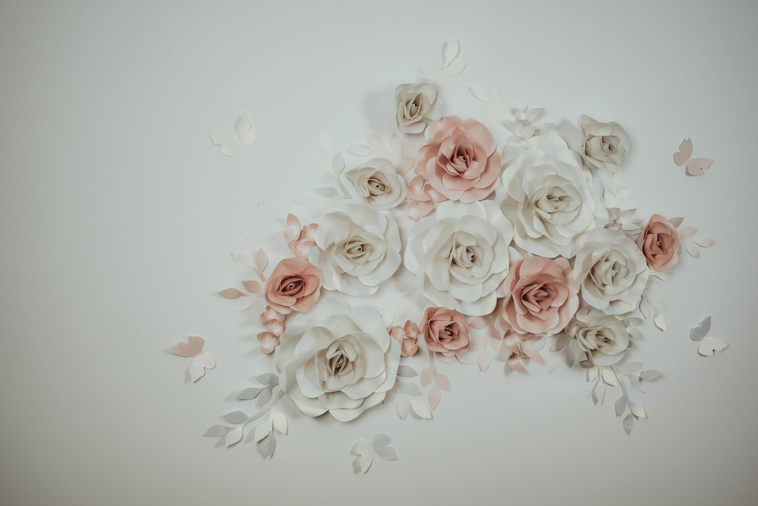 FLORI DECORATIVE PENTRU PERETE Infrumuseteaza si inveseleste casa, camera copilului, biroul, salonul, spatiul personal si ofera un aer de prospetime. Sunt realizate din carton premium, colorat si cu sidef( dupa caz) si sunt foarte usor de intretinut Flovers Events