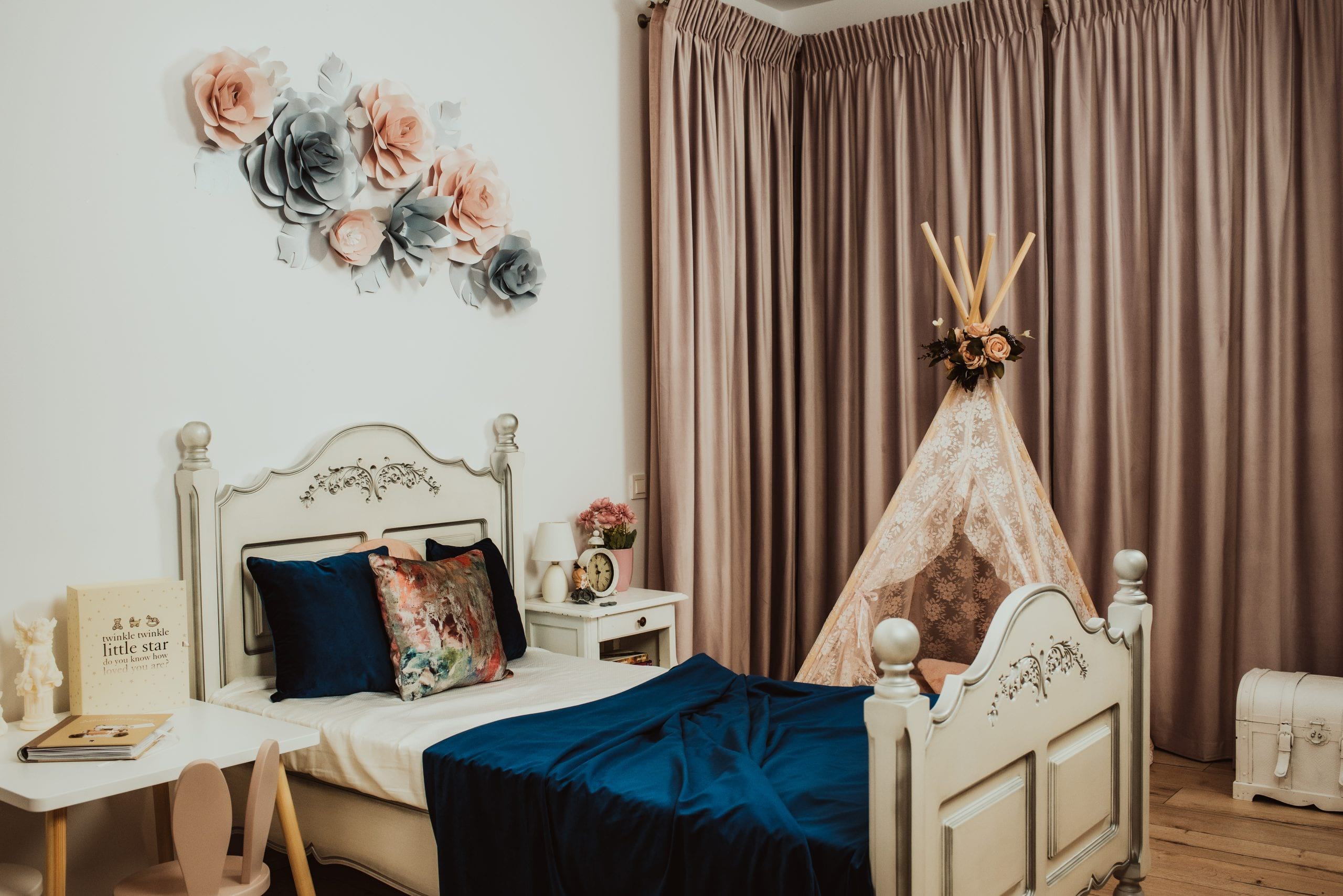 FLORI DECORATIVE PENTRU PERETE Infrumuseteaza si inveseleste casa, camera copilului, biroul, salonul, spatiul personal si ofera un aer de prospetime. Sunt realizate din carton premium, colorat si cu sidef( dupa caz) si sunt foarte usor de intretinut Flovers Events