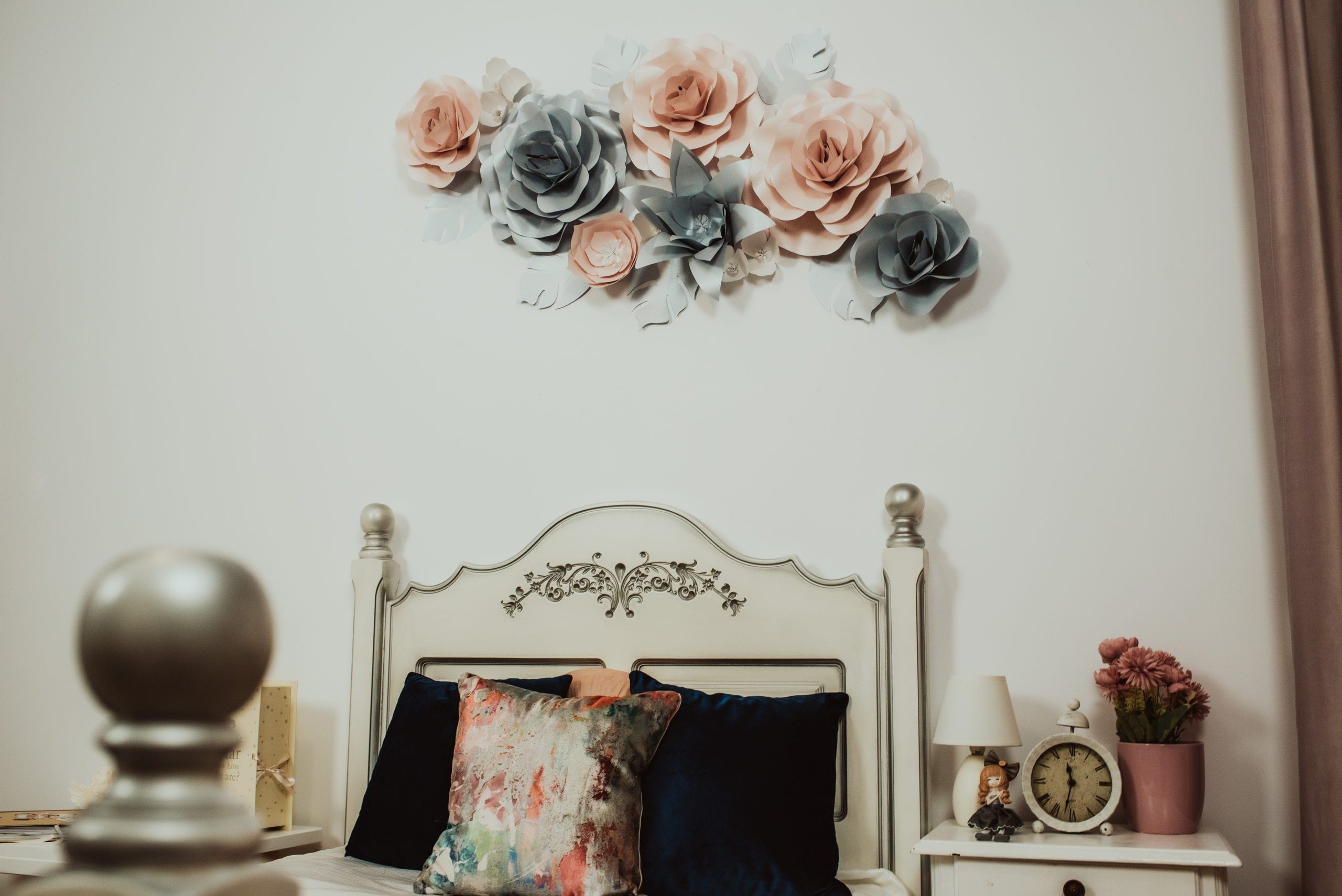 FLORI DECORATIVE PENTRU PERETE Infrumuseteaza si inveseleste casa, camera copilului, biroul, salonul, spatiul personal si ofera un aer de prospetime. Sunt realizate din carton premium, colorat si cu sidef( dupa caz) si sunt foarte usor de intretinut Flovers Events