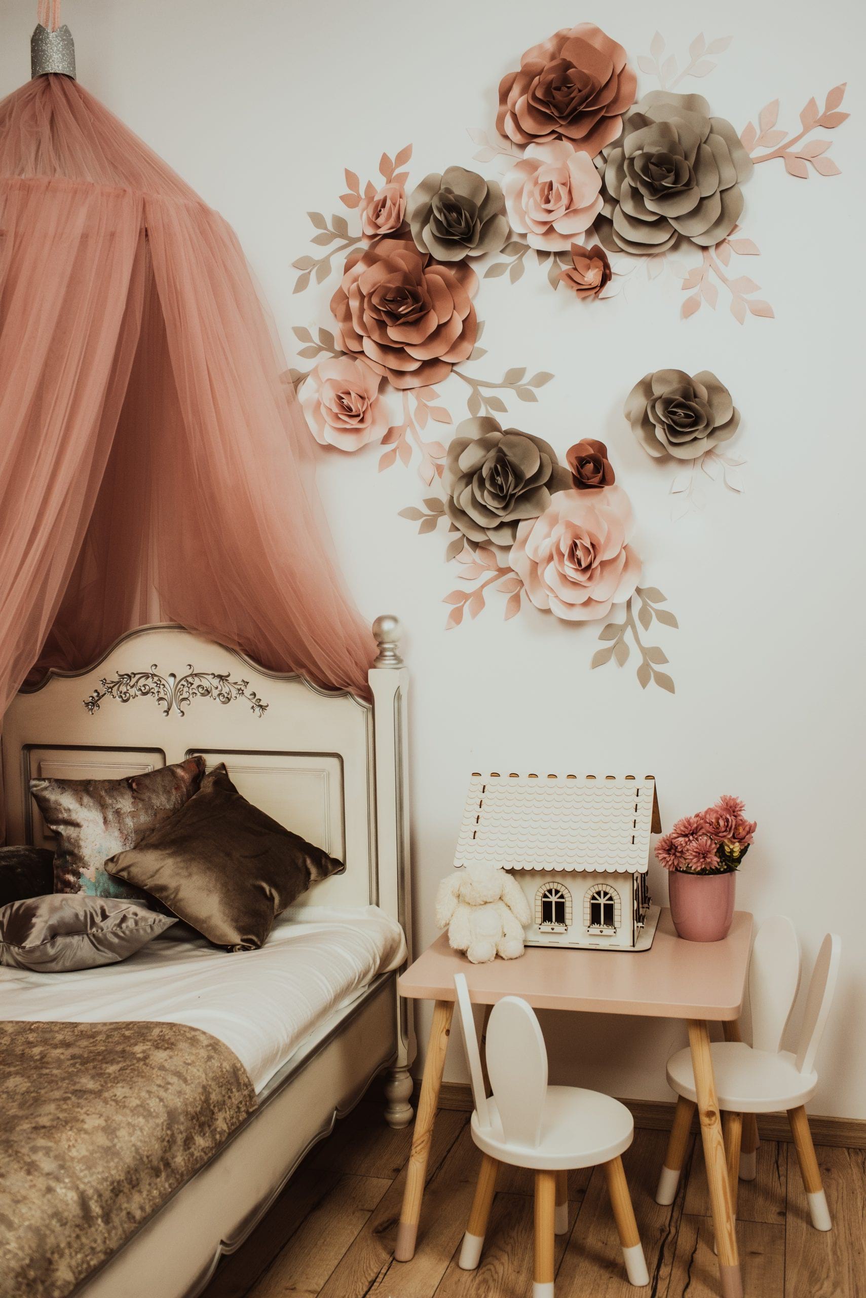 FLORI DECORATIVE PENTRU PERETE Infrumuseteaza si inveseleste casa, camera copilului, biroul, salonul, spatiul personal si ofera un aer de prospetime. Sunt realizate din carton premium, colorat si cu sidef( dupa caz) si sunt foarte usor de intretinut Flovers Events