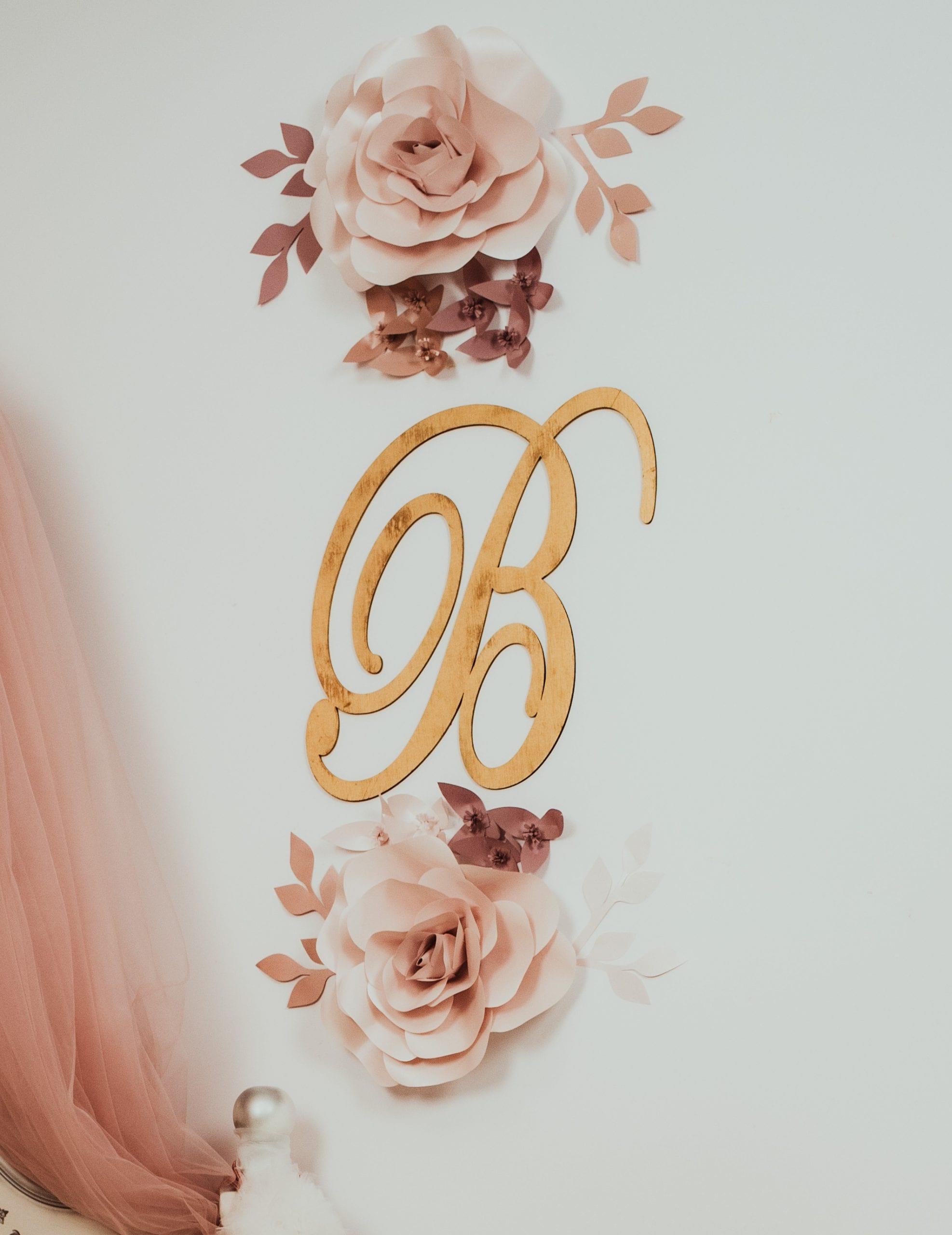 FLORI DECORATIVE PENTRU PERETE Infrumuseteaza si inveseleste casa, camera copilului, biroul, salonul, spatiul personal si ofera un aer de prospetime. Sunt realizate din carton premium, colorat si cu sidef( dupa caz) si sunt foarte usor de intretinut Flovers Events