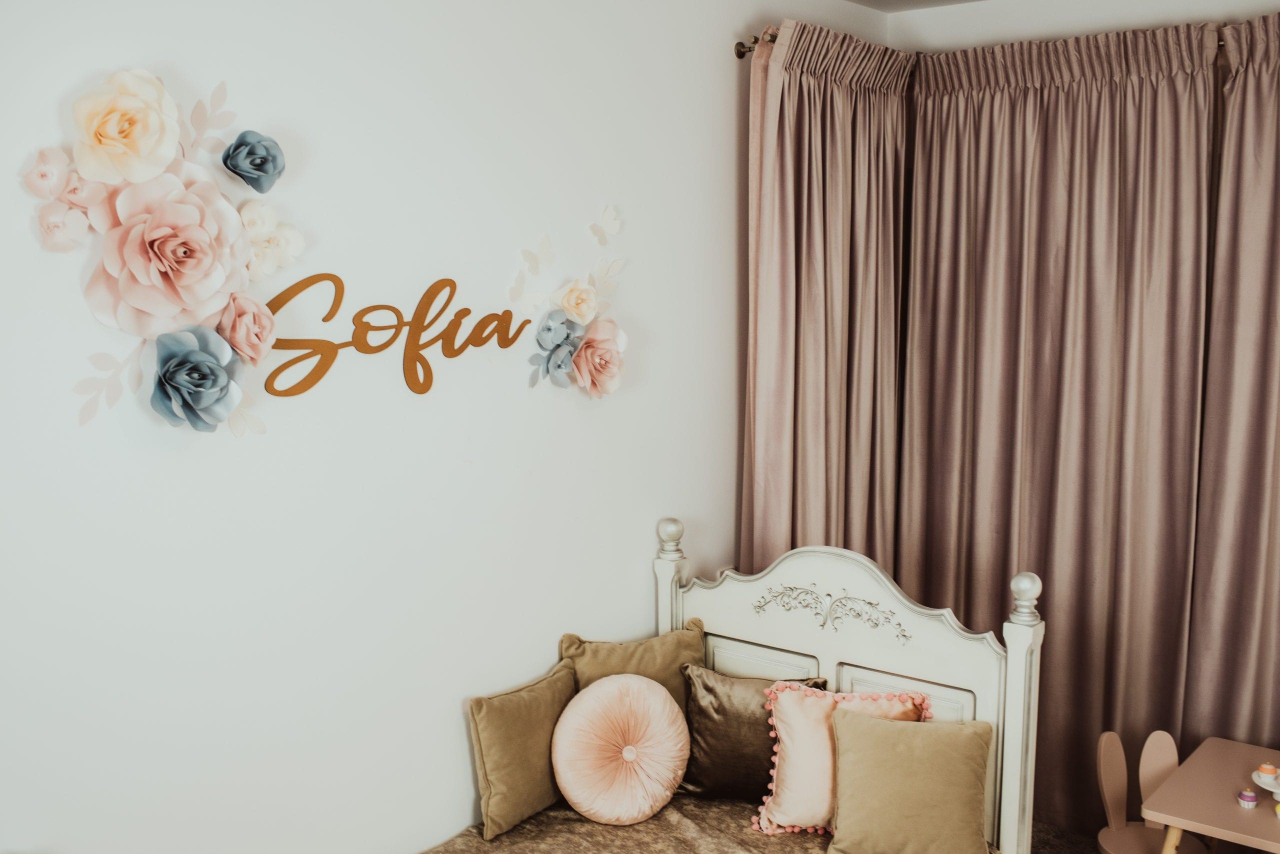 FLORI DECORATIVE PENTRU PERETE Infrumuseteaza si inveseleste casa, camera copilului, biroul, salonul, spatiul personal si ofera un aer de prospetime. Sunt realizate din carton premium, colorat si cu sidef( dupa caz) si sunt foarte usor de intretinut Flovers Events