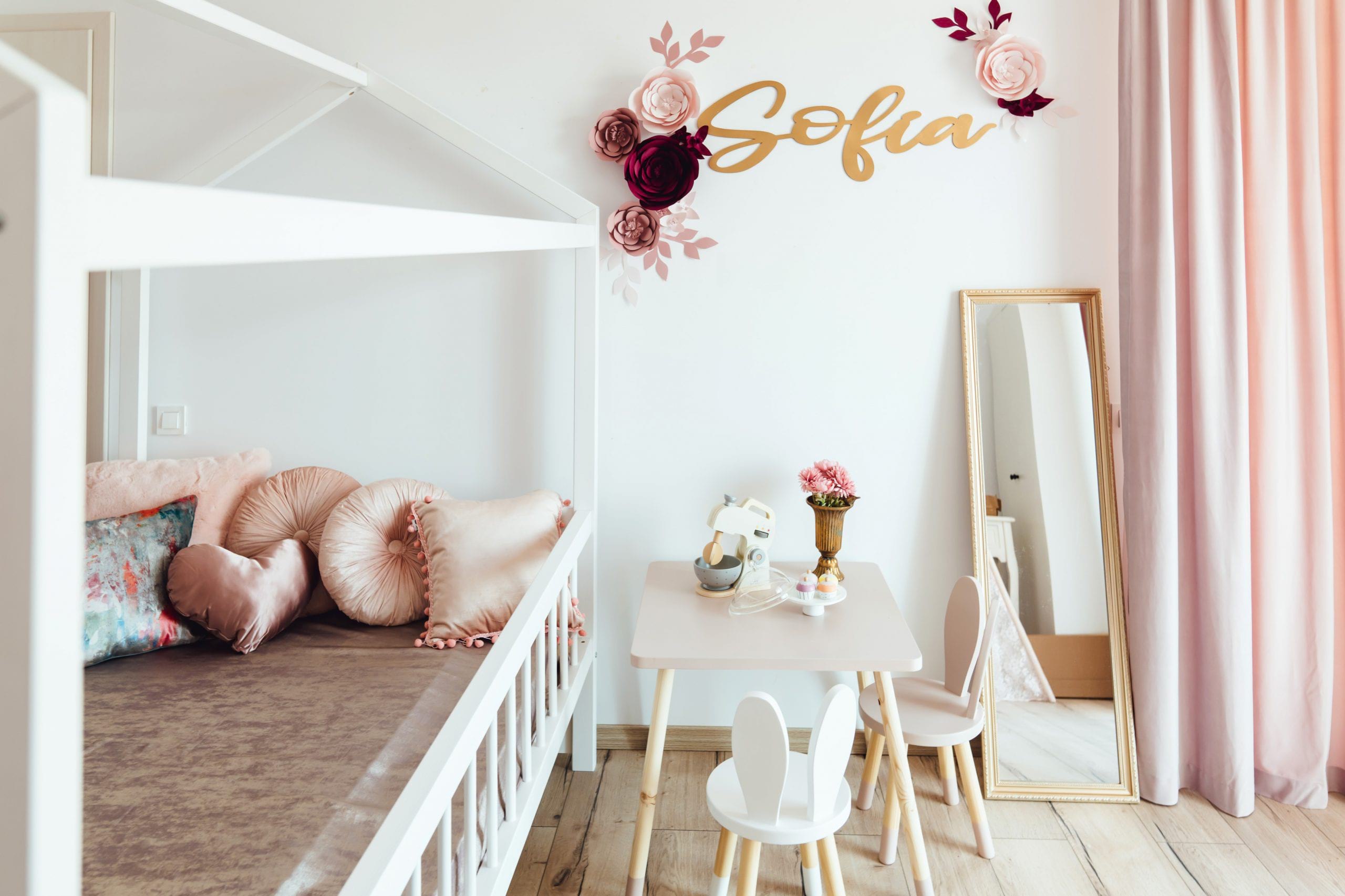 24 FLORI DECORATIVE PENTRU PERETE Infrumuseteaza si inveseleste casa, camera copilului, biroul, salonul, spatiul personal si ofera un aer de prospetime. Sunt realizate din carton premium, colorat si cu sidef( dupa caz) si sunt foarte usor de intretinut Flovers Events