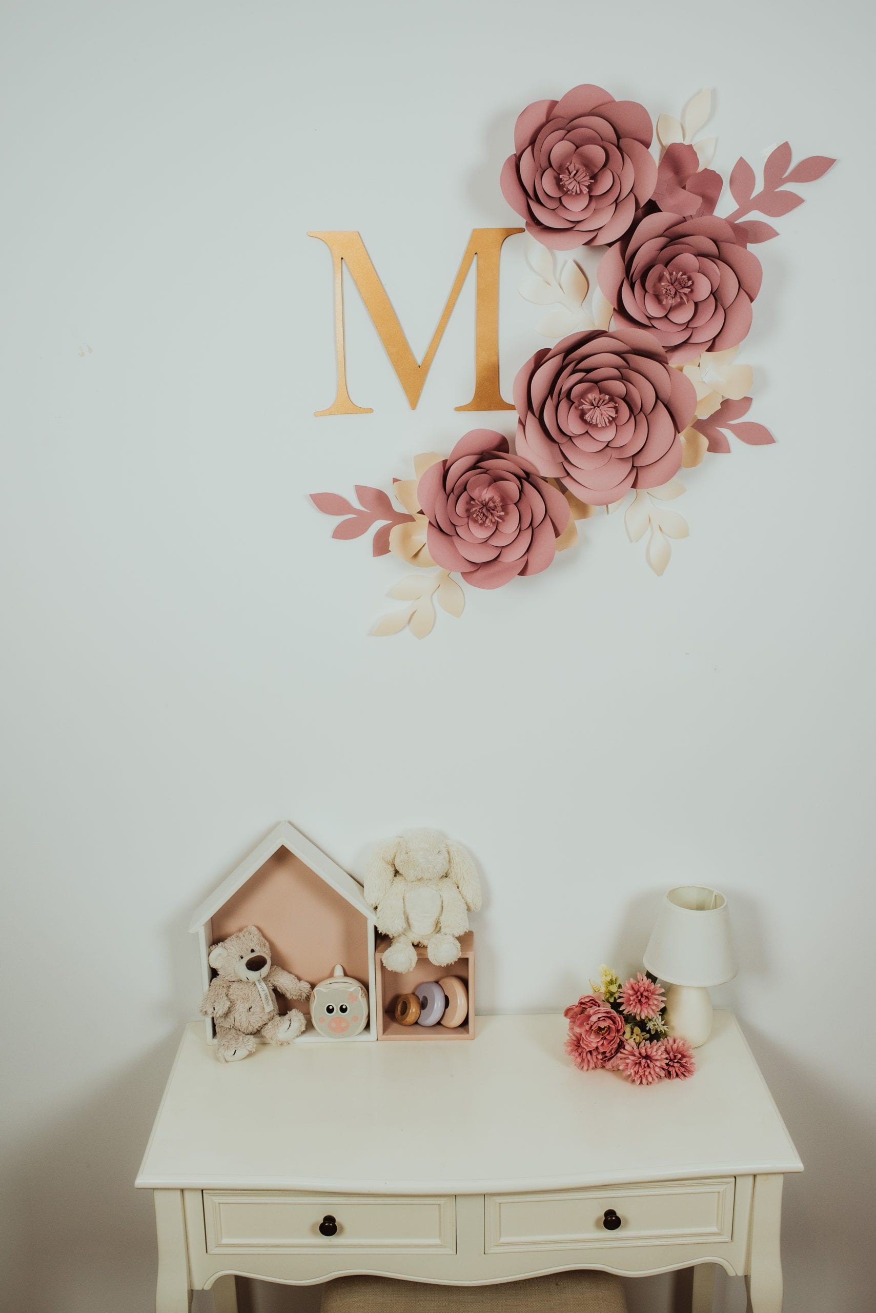 25a FLORI DECORATIVE PENTRU PERETE Infrumuseteaza si inveseleste casa, camera copilului, biroul, salonul, spatiul personal si ofera un aer de prospetime. Sunt realizate din carton premium, colorat si cu sidef( dupa caz) si sunt foarte usor de intretinut Flovers Events