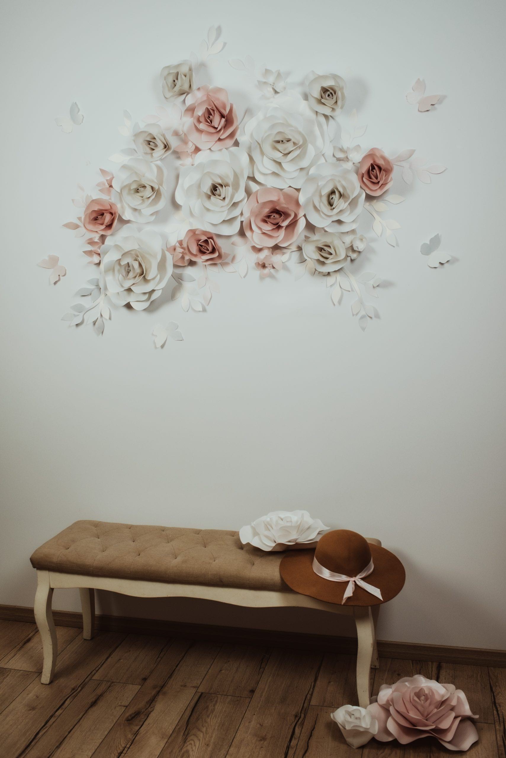 FLORI DECORATIVE PENTRU PERETE Infrumuseteaza si inveseleste casa, camera copilului, biroul, salonul, spatiul personal si ofera un aer de prospetime. Sunt realizate din carton premium, colorat si cu sidef( dupa caz) si sunt foarte usor de intretinut Flovers Events