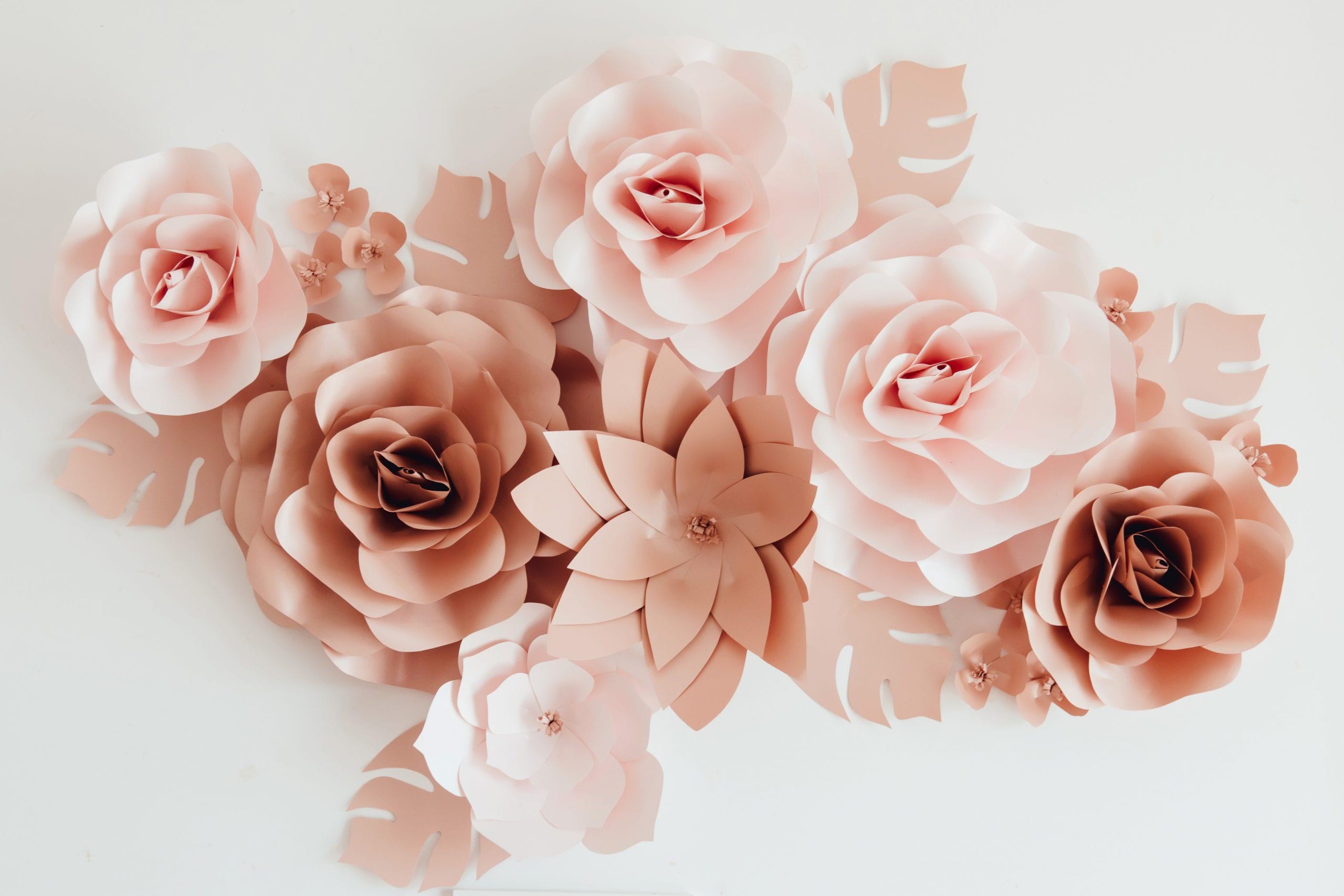 FLORI DECORATIVE PENTRU PERETE Infrumuseteaza si inveseleste casa, camera copilului, biroul, salonul, spatiul personal si ofera un aer de prospetime. Sunt realizate din carton premium, colorat si cu sidef( dupa caz) si sunt foarte usor de intretinut Flovers Events