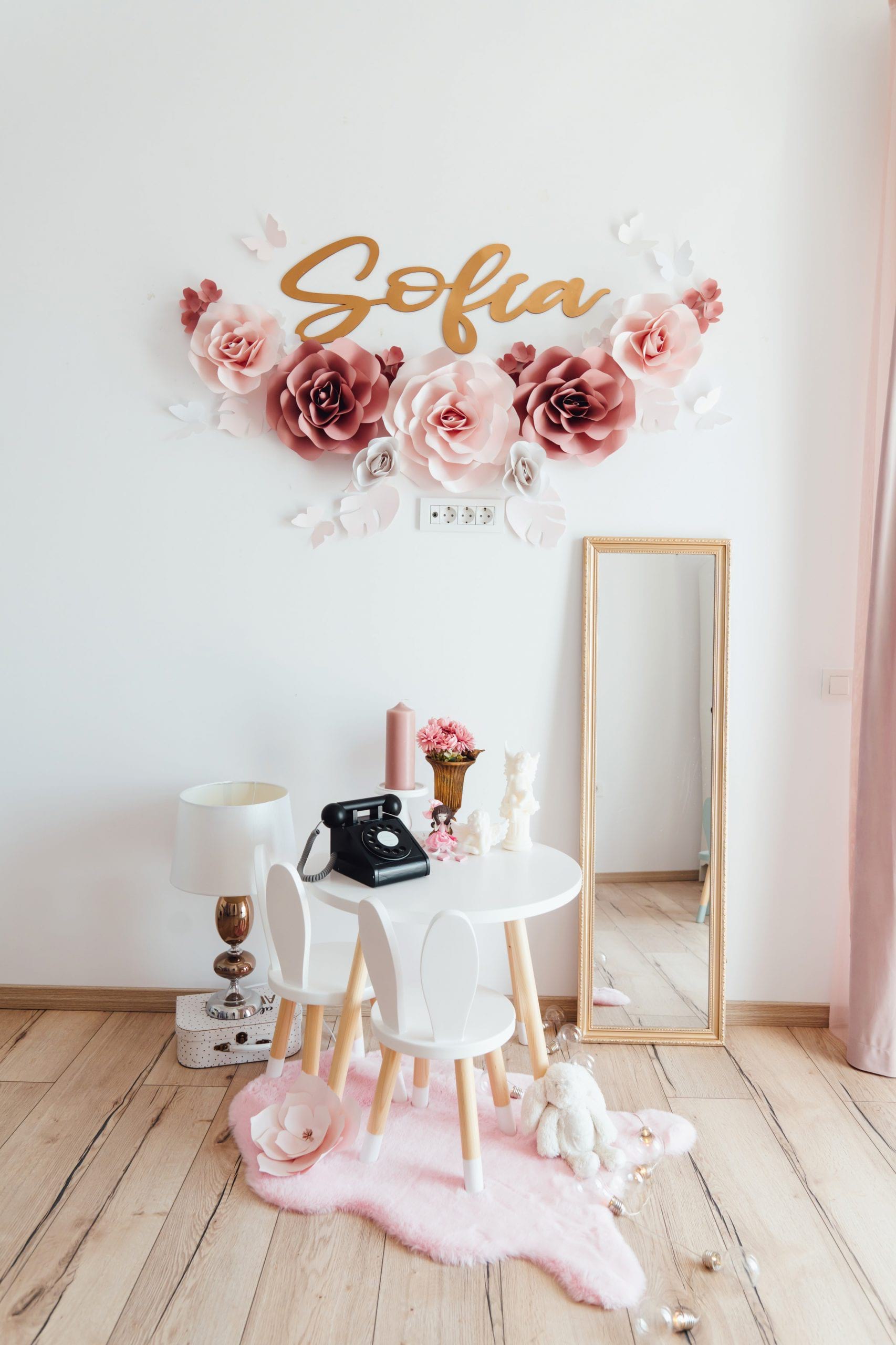 FLORI DECORATIVE PENTRU PERETE Infrumuseteaza si inveseleste casa, camera copilului, biroul, salonul, spatiul personal si ofera un aer de prospetime. Sunt realizate din carton premium, colorat si cu sidef( dupa caz) si sunt foarte usor de intretinut Flovers Events