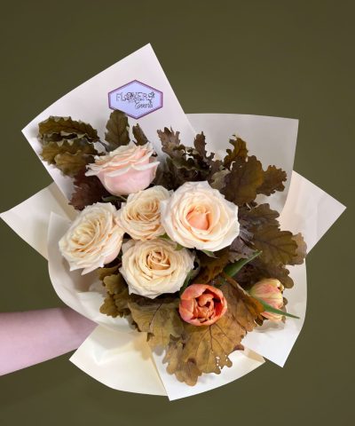 Buchet cu trandafiri peach si lalele