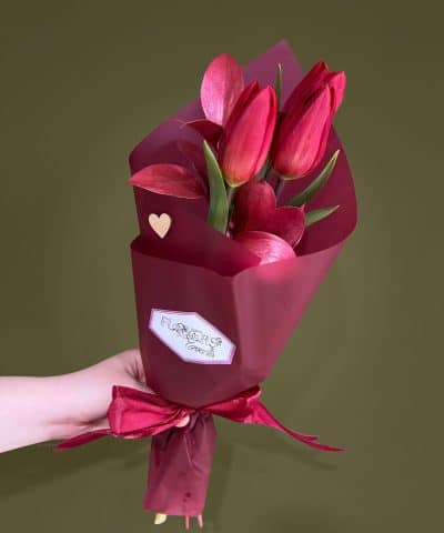 Buchet cu 3 lalele rosii si ruscus rosu