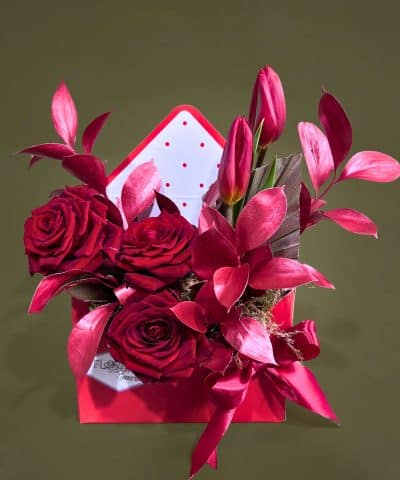 Cutie cu trandafiri rosii si lalele
