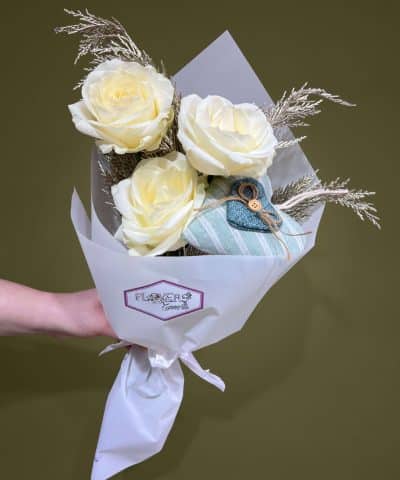 Buchet cu 3 trandafiri albi si inimioara