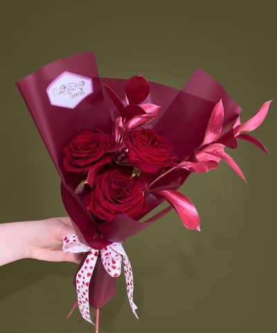 Buchet cu 3 trandafiri rosii si ruscus rosu